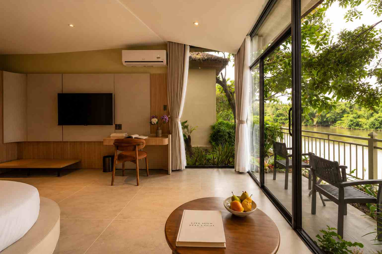 An Tùng Retreat river-side room with garden and river view